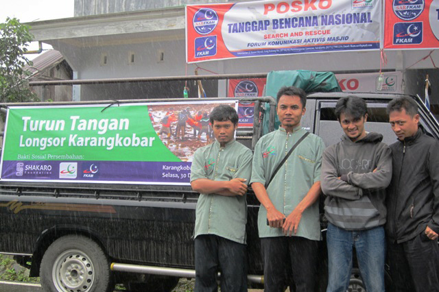 Bersama tim FKAM Pekalongan di posko bantuan korban longsor Banjarnegara 2014